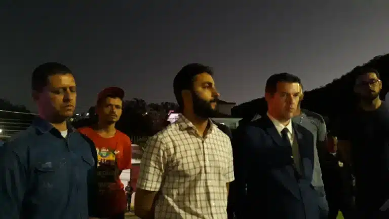 Representantes da Prefeitura Municipal de Ouro Preto, durante manifestação contra a Saneouro