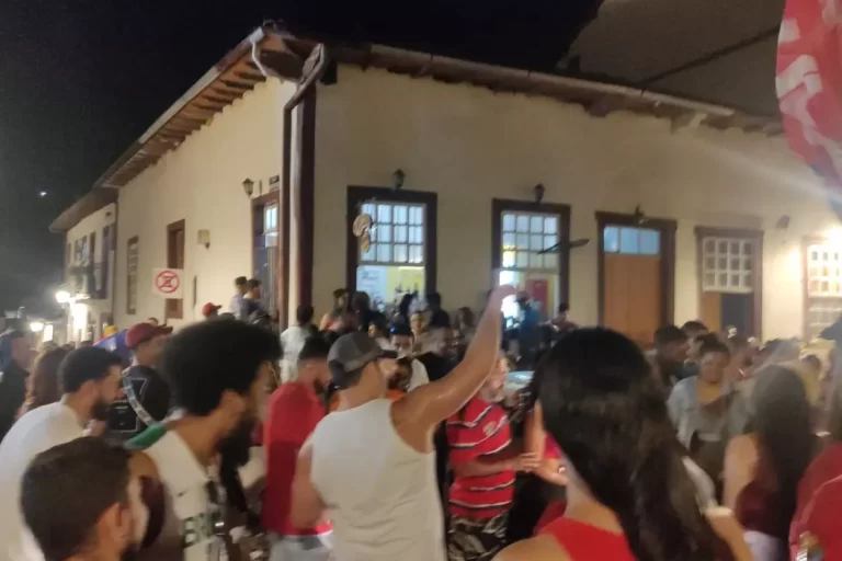 Manifestação na Praça da Sé, Mariana, em comemoração à vitória de Lula