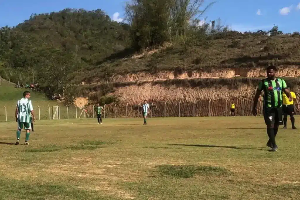 Jogadores do 07 de Outubro e Mainart, em campo, na partida de ida da final do campeonato da segunda divisão de Mariana