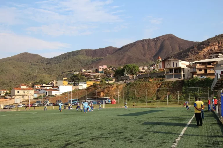 Lance do duelo entre Águia de Ouro e Cachoeirense, que definiu o terceiro semifinalista do Campeonato Amador de Mariana, mostrando disputa pela bola entre vários jogadores