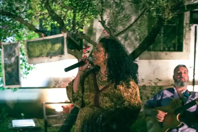 Cantora se apresenta na abertura da mostra Bossa Criativa