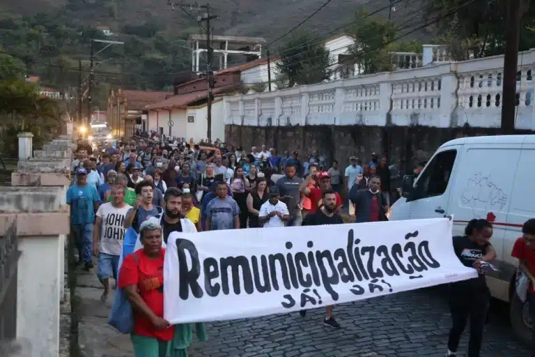 Em manifestação contra a Saneouro, participantes carregam faixa com os dizeres: "Remunicipalização Já!"