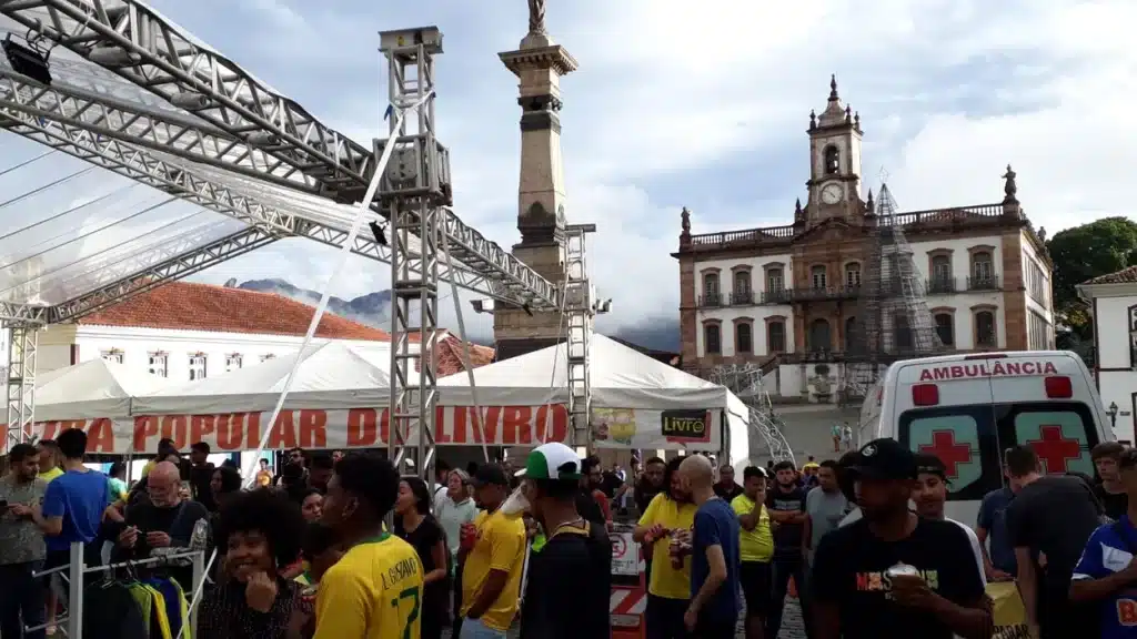 Torcedores, sob tenda na Praça Tiradentes, aguardam transmissão do 1º jogo da seleção brasileira na Copa do Catar