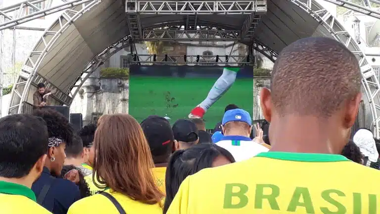 Torcedores, na Praça Tiradentes, assistem à transmissão do 1º jogo da seleção brasileira na Copa do Catar
