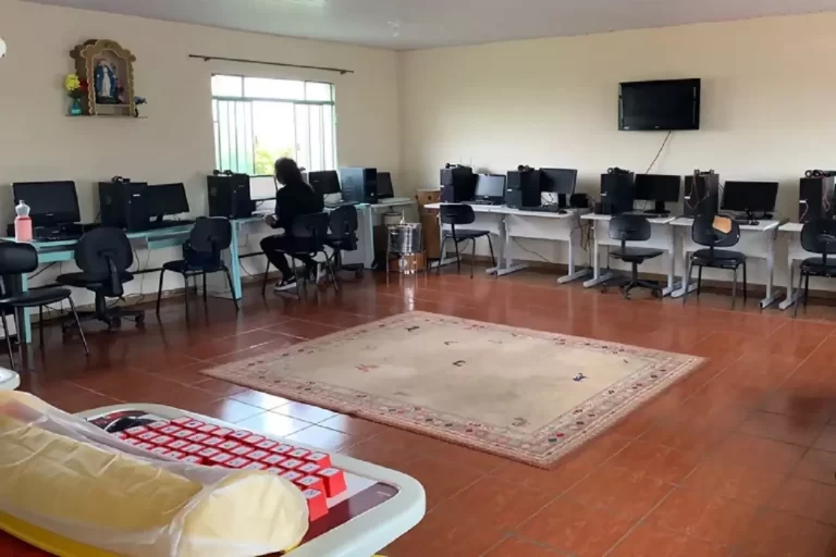 Sala de computadores da APAE conta com equipamentos adaptados às necessidades dos alunos