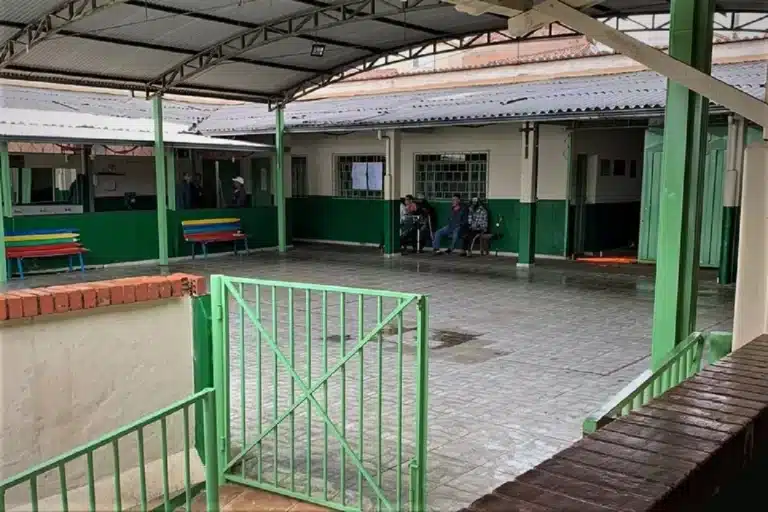 Pátio interno coberto, da APAE, com piso antiderrapante e rampas de acesso