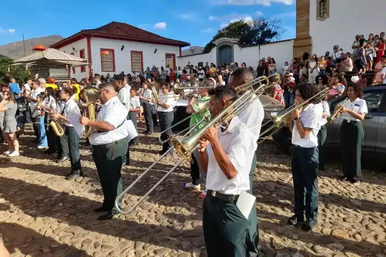 Músicos de uma das 11 sociedades musicais de Mariana, em evento realizado na Praça Minas Gerais