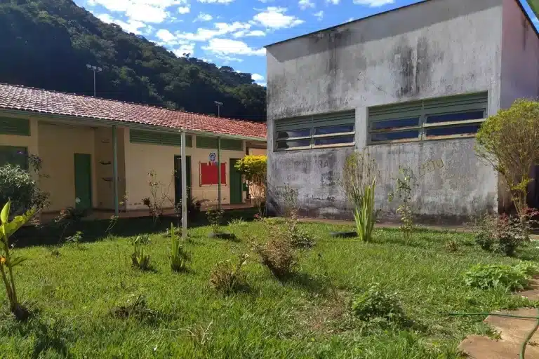 Fachada da Escola da Barroca, contemplada com recursos de emendas impositivas para reforma da quadra