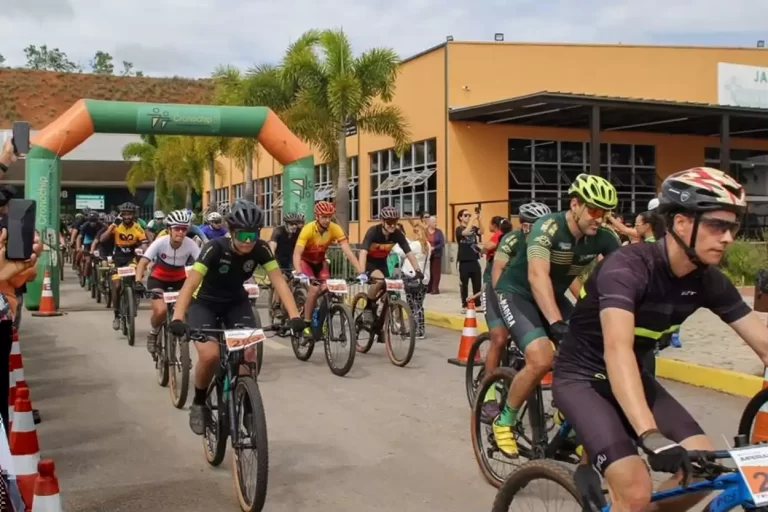 Atletas de ciclismo, durante prova realizada em Ouro Preto