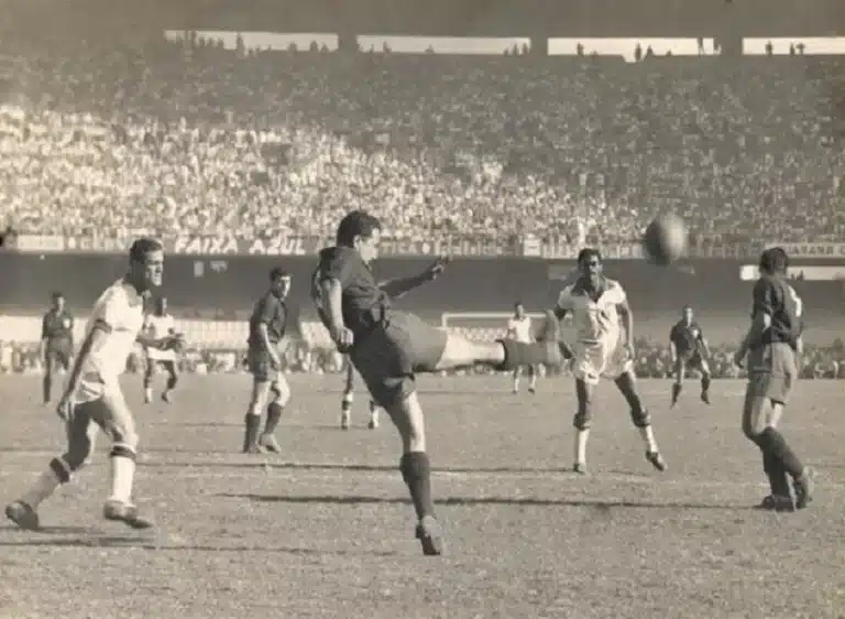 Jogadores disputam partida da Copa do Mundo de 1950