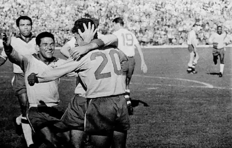 Jogadores do Brasil se abraçam, depois de gol na Copa do Mundo de 1963, disputada no Chile