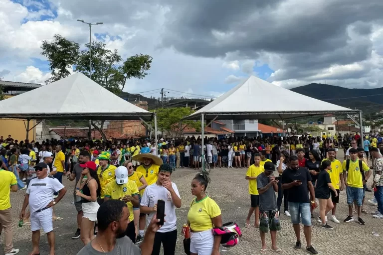 Toldos proporcionaram sombra no primeiro tempo e proteção contra a chuva, no segundo.