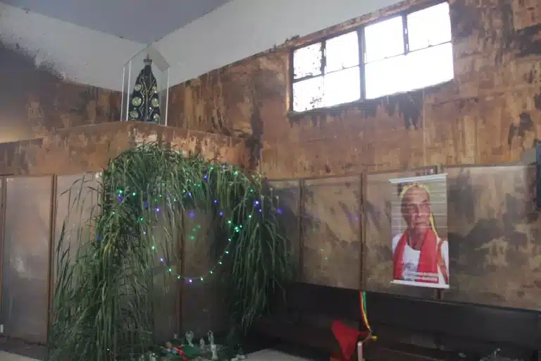 Interior da igreja de Paracatu de Baixo, com oaredes marcadas pela lama, uma delas estampando a foto de um dos atingidos