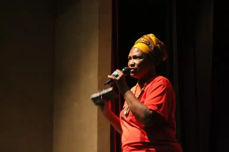 Aída Anacleto, autora da lei que instituiu a Semana da Consciência Negra na cidade, falando ao microfone na abertura do eventovento em Mariana