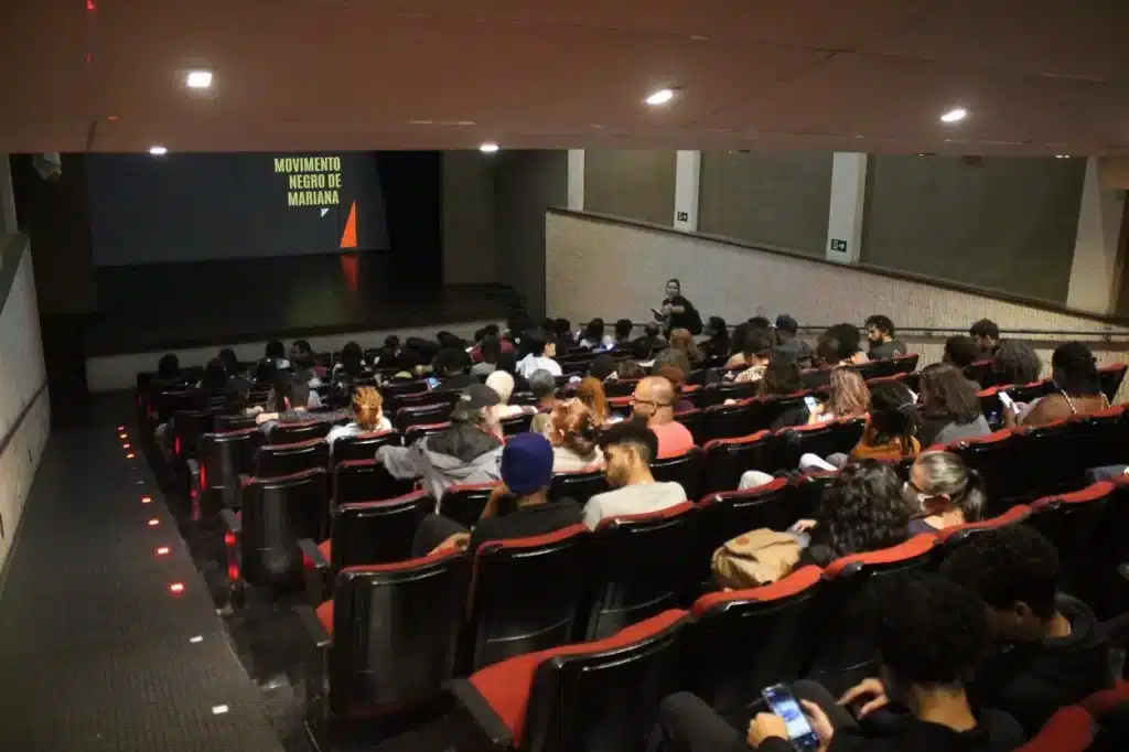 Plateia da sessão de abertura da Semana da Consciência negra, em mariana