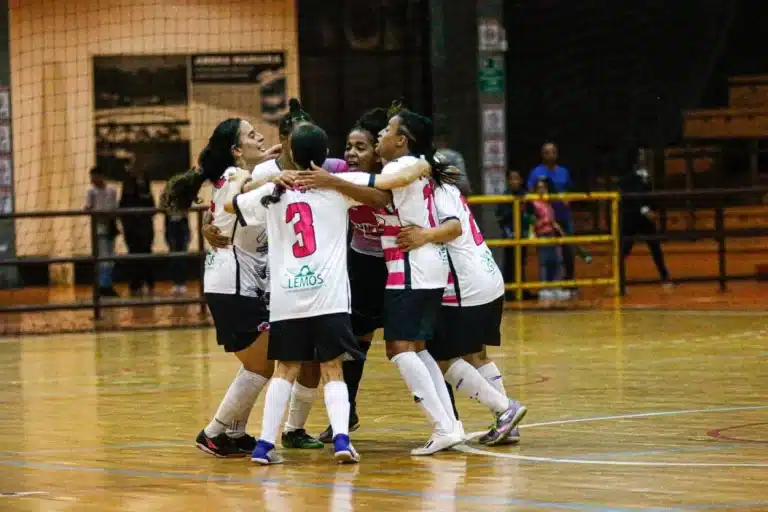 Meninas do Style comemorando o título feminino, na Copa mariana de Futsal