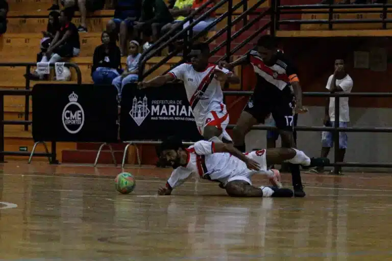Jogadores do CTX e Alagoano disputam jogada na final da Copa Mariana de Futsal
