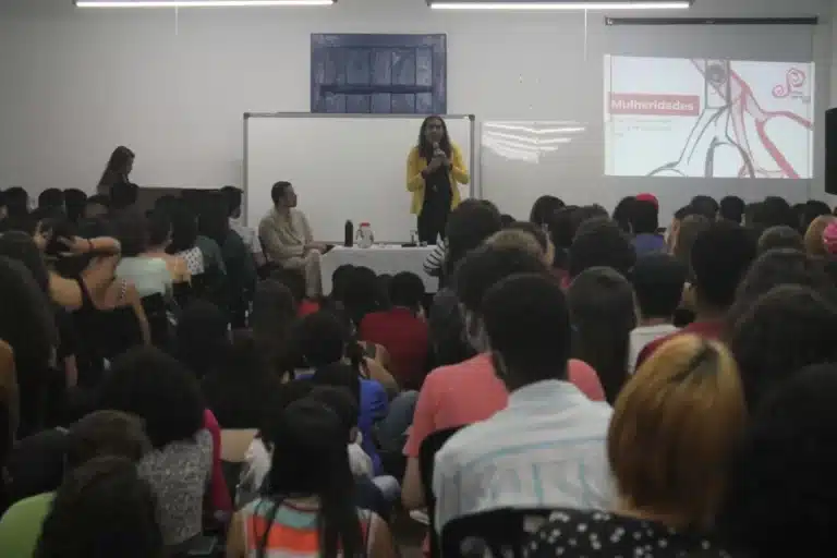 Grande número de pessoas, no auditório do ICHS, prestigiando a abertura do Fórum das Letras