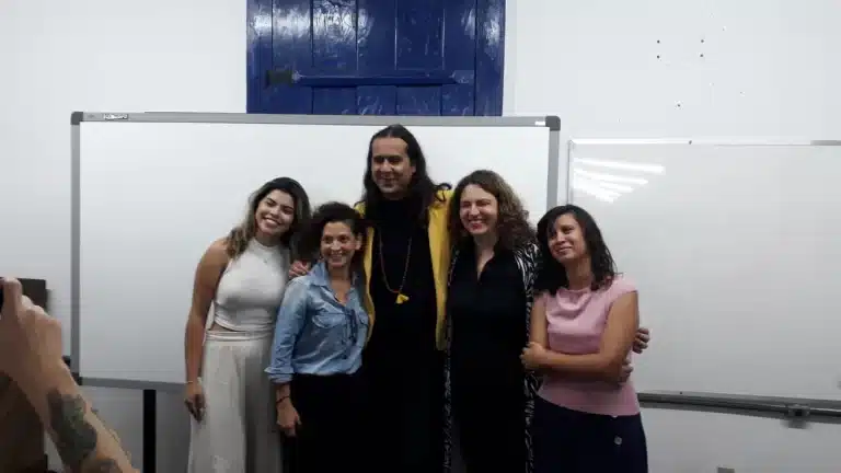 Equipe de quatro mulheres, da comissão organizadora do Fórum das Letras, posam para fotografia com Duda Salabert