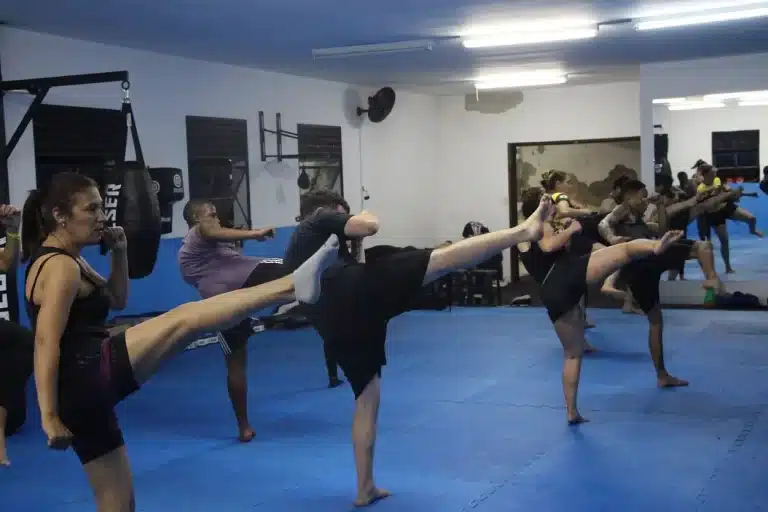 Participantes do projeto social, fazem exercícios de