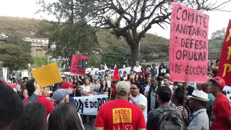 Entidades e movimentos populares participam de protestos contra a Saneouro
