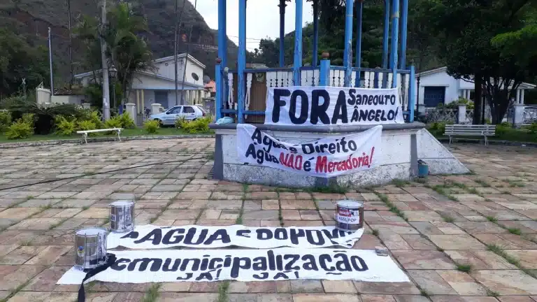 Cartazes exibidos na Praça da Estação, em Ouro Preto, pedem a saída da Saneouro e até do Prefeito Angelo Oswaldo