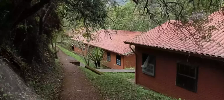 Fachada de residências socioeconômicas da UFOP, conhecidas como Moitas, oertencentes à Universidade (Federal de Ouro Preto (UFOP)