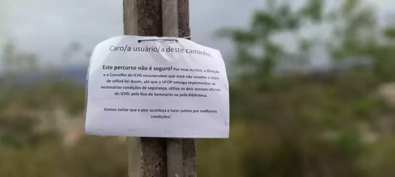 Avisos afixados em postes do chamado Caminho das Moitas, no Campus ICHS da UFOP