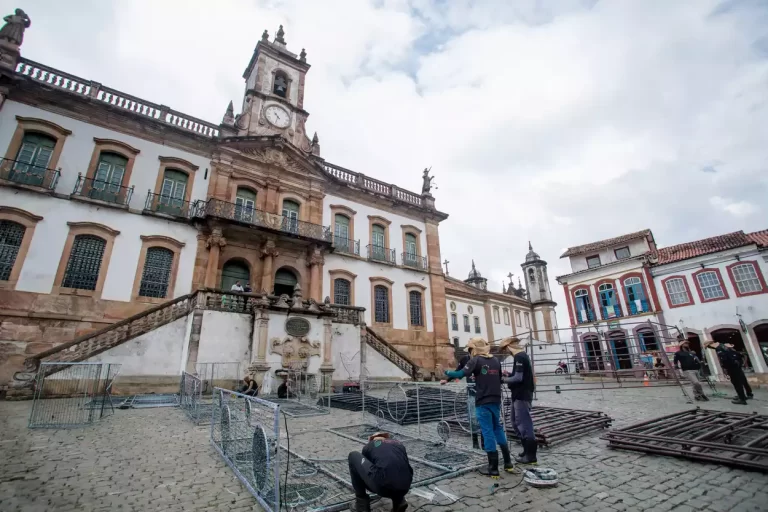 Trabalhadores montam as estruturas do natal Luz na Praça Tiradentes, Ouro Preto