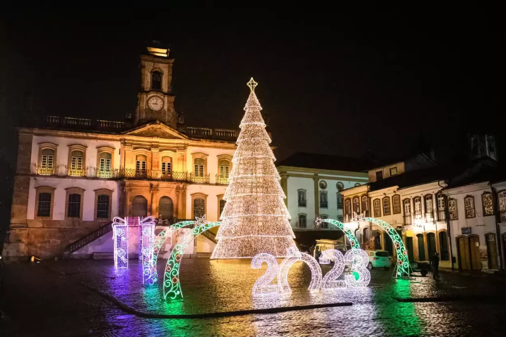 Estrutura montada na Praça Tiradentes, em Ouro Preto, MG, com grande árvore de Natal e outras estruturas iluminadas, simbolizando o Natal Luz.