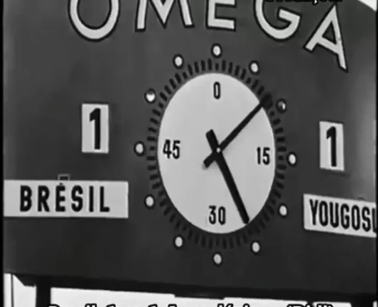 Placar com fundo preto, exibe um grande relógio e o placar Brasil 1 x 1 Iuguslávia, com grafia em francês