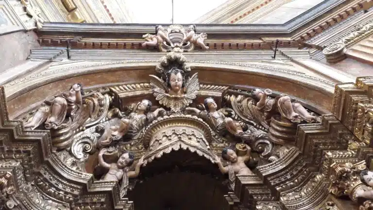 Frontispício de um dos altares laterais da Matriz de Nossa Senhora do Pilar