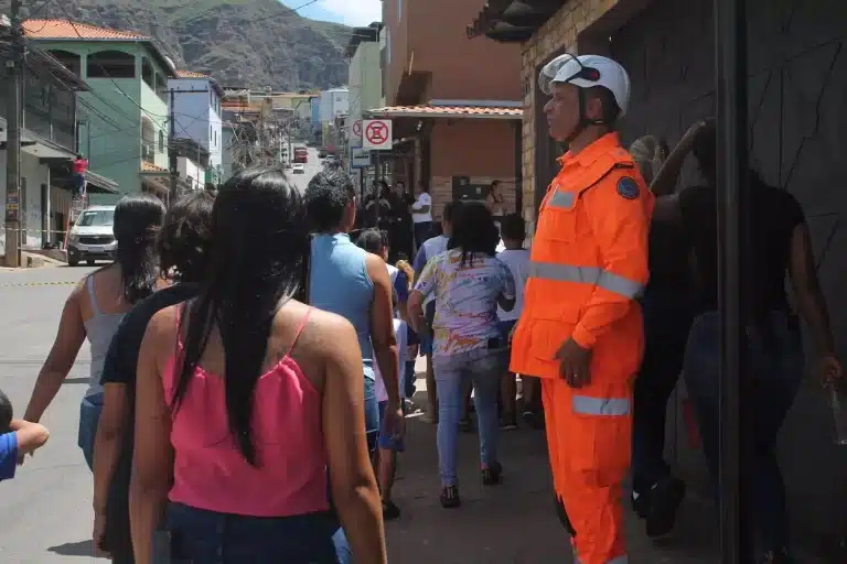 Bombeiro Militar, durante simulação de evacuação, supervisiona a saída de alunos e funcionários