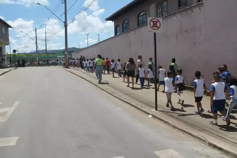 Em perfeita ordem e supervisionados por professores e funcionários, alunos da escola deslocam-se para a Arena Badaró, durante simulação de evacuação da Escola Municipal Monsenhor José Cota