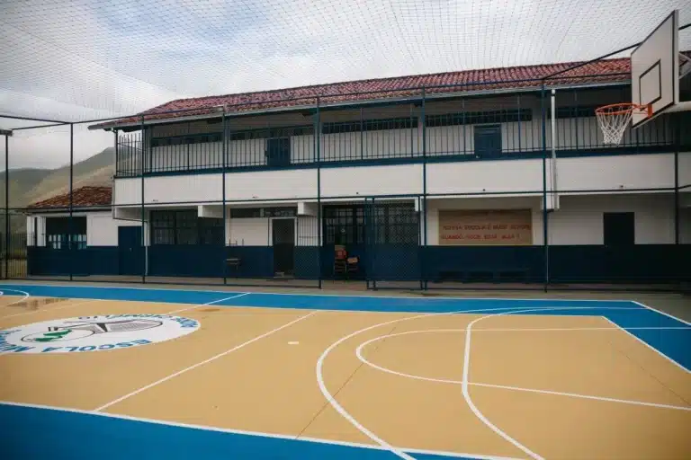 Quadra de esportes, tendo ao fundo o prédio de uma escola da rede municipal de ensino de Ouro Preto