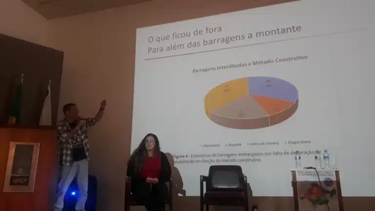 Especialista participa do encontro sobre o balanço dos 7 anos do rompimento da barragem de Fundão, apresentando slide sobre as mudanças da legislação referente às barragens de rejeitos