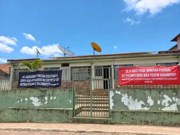 Fachada de prédio com faixas alusivas às reinvindicações do direito á assessoria técnica independente