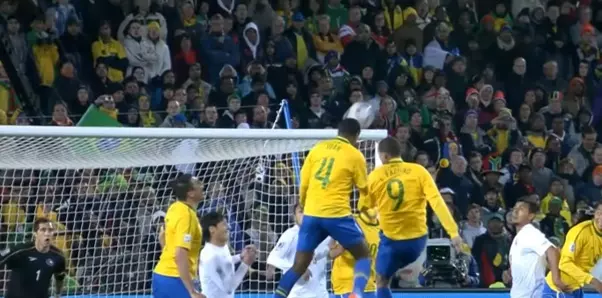 Jogador do Brasil faz gol de cabeça contra o Chile, adversário do Brasil em t^res oportunidades das oitavas de final de copas do mundo