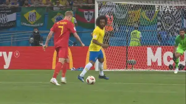 Jogador da Bélgica se prepara para chutar a bola contra o gol do Brasil, na partida válida pelas quartas de final da Copa de 2018