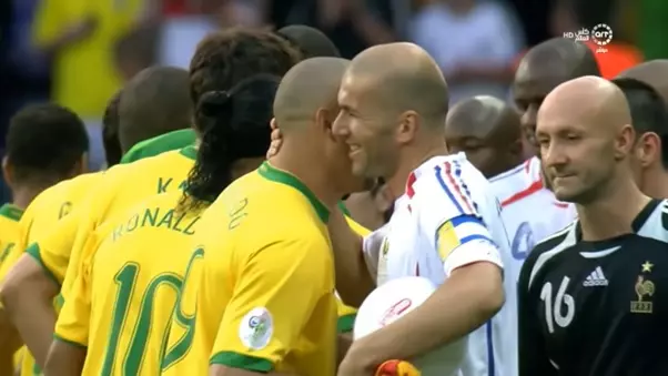 Jogadores da França e do Brasil se cumprimentam depois da partida das quartas de final da Copa de 2006