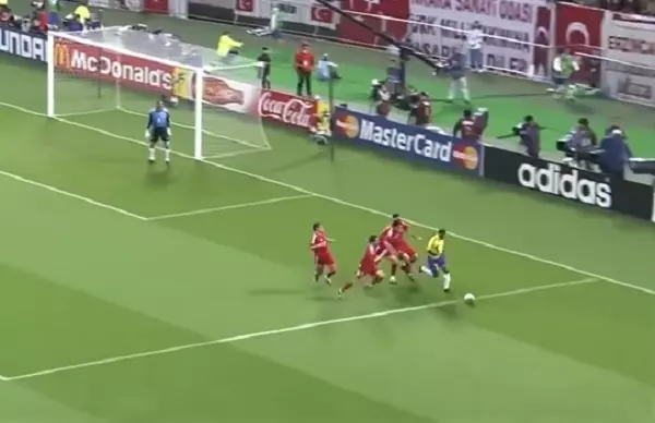 Na partida das semifinais, em 2002, Denílson é perseguido por quatro jogadores da Turquia