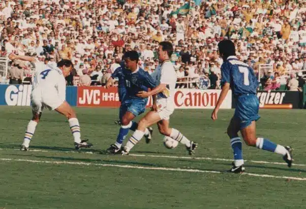 Romário, em duelo com defensores da Suécia, observado por Bebeto, na partida das semifinais da Copa de 1994