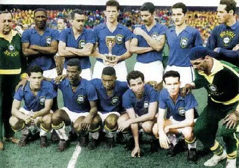 Jogadores da equipe Campeã Mundial, em 1958, posam para foto histórica com a taça Jules Rimet