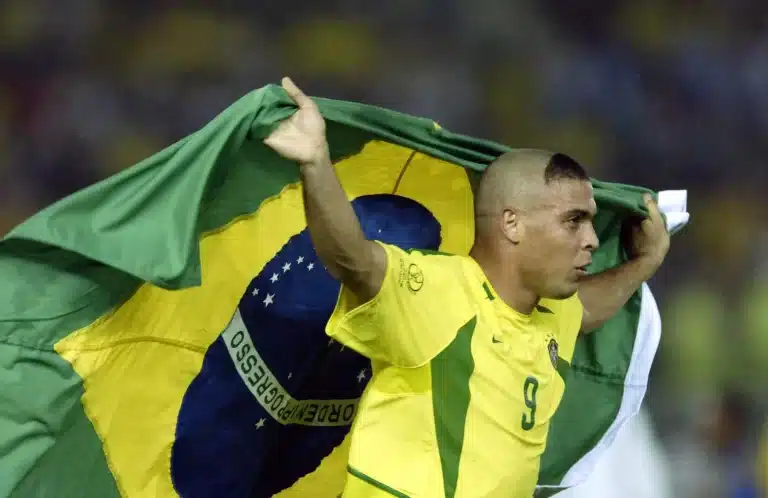 Ronaldo Fenômeno, comemorando o pentacampeonato conquistado em 2002, na última participação do Brasil em finas de Copa do Mundo