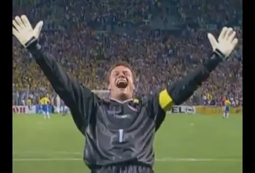 Goleiro comemora gol da Noruega, na segunda derrota do Brasil em partidas de terceiras rodadas das copas do mundo