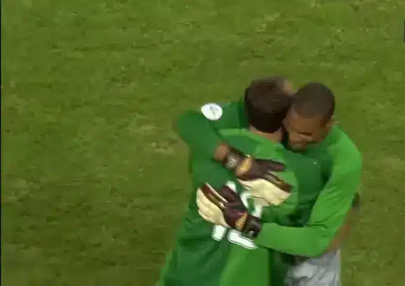 Rogério Ceni e Dida se abraçam, na partida da terceira rodada da fase de grupos da Copa da Alemanha, em 2006