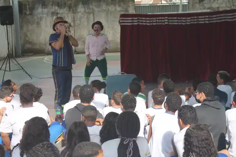 Palhaços se apresentam diante de crianças, em ação educativa que promoveu grande interação com a plateia