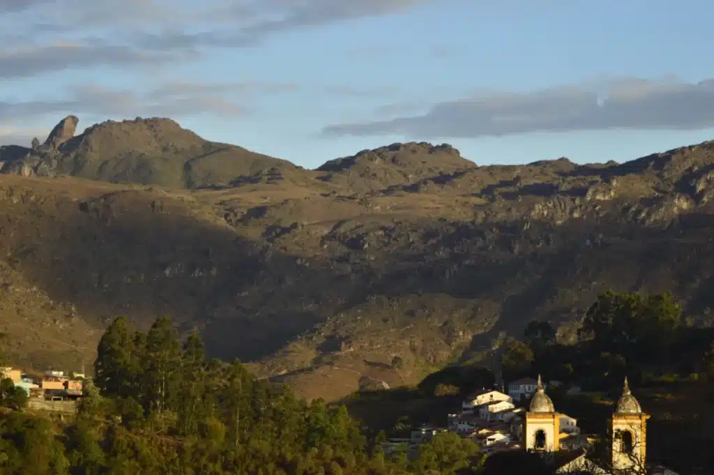 Vista do Pico do Itacolomi, com torres de igreja de Ouro Preto aparecendo no canto direito inferior