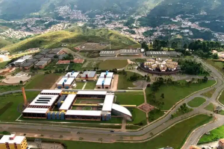 Vista aérea do campus de Ouro Preto da UFOP, uma das instituições federais de ensino superior que tem suas atividades comprometidas com o bloqueio das verbas orçamentárias