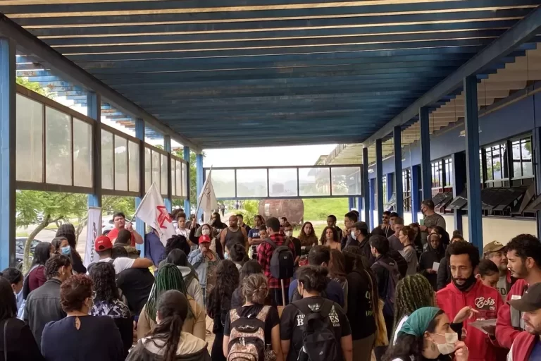 Reunida diante do Restaurante Universitário da UFOP, comunidade acadêmica protesta contra o corte de verbas das instituições federais de ensino